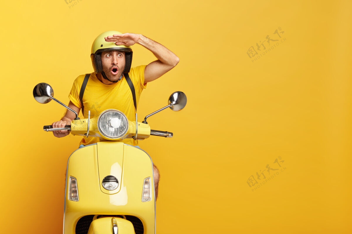 人一个戴着头盔的家伙开着黄色的摩托车印象驾驶摩托车