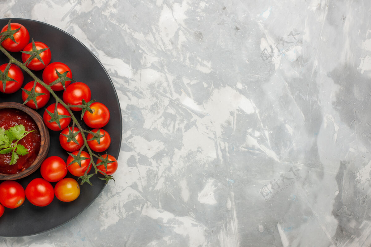 浆果顶视图新鲜的樱桃西红柿放在白色桌子上的盘子里盘子可食用的水果新鲜