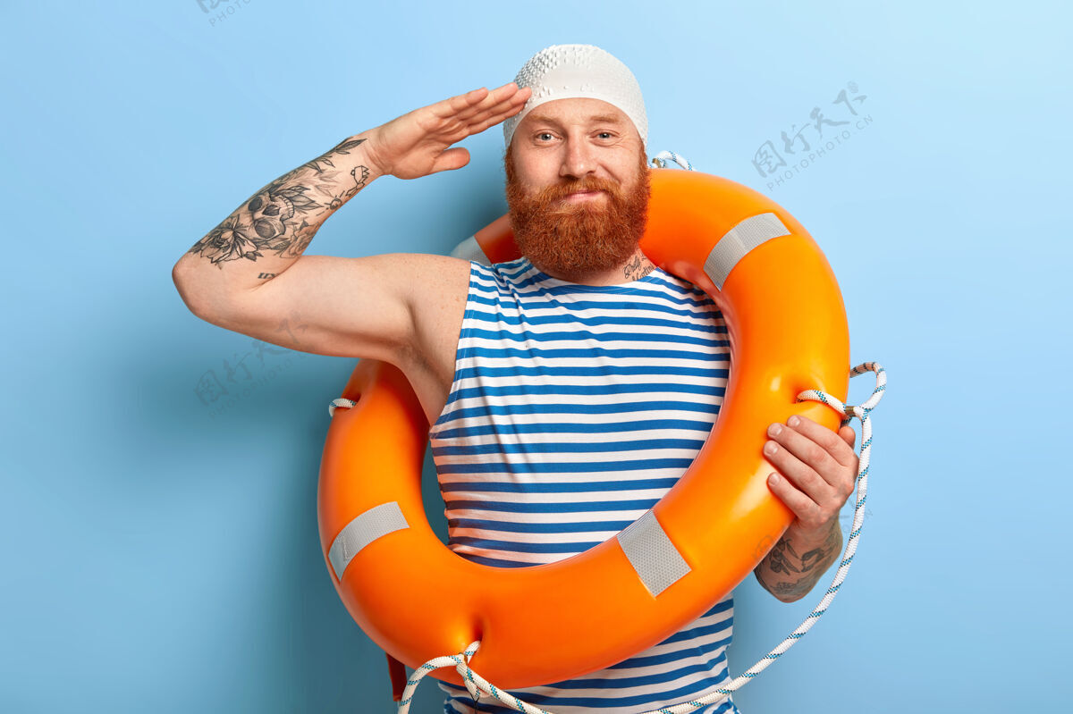 休闲满意的红胡子男人摆出海滩用品潜水员男人手势