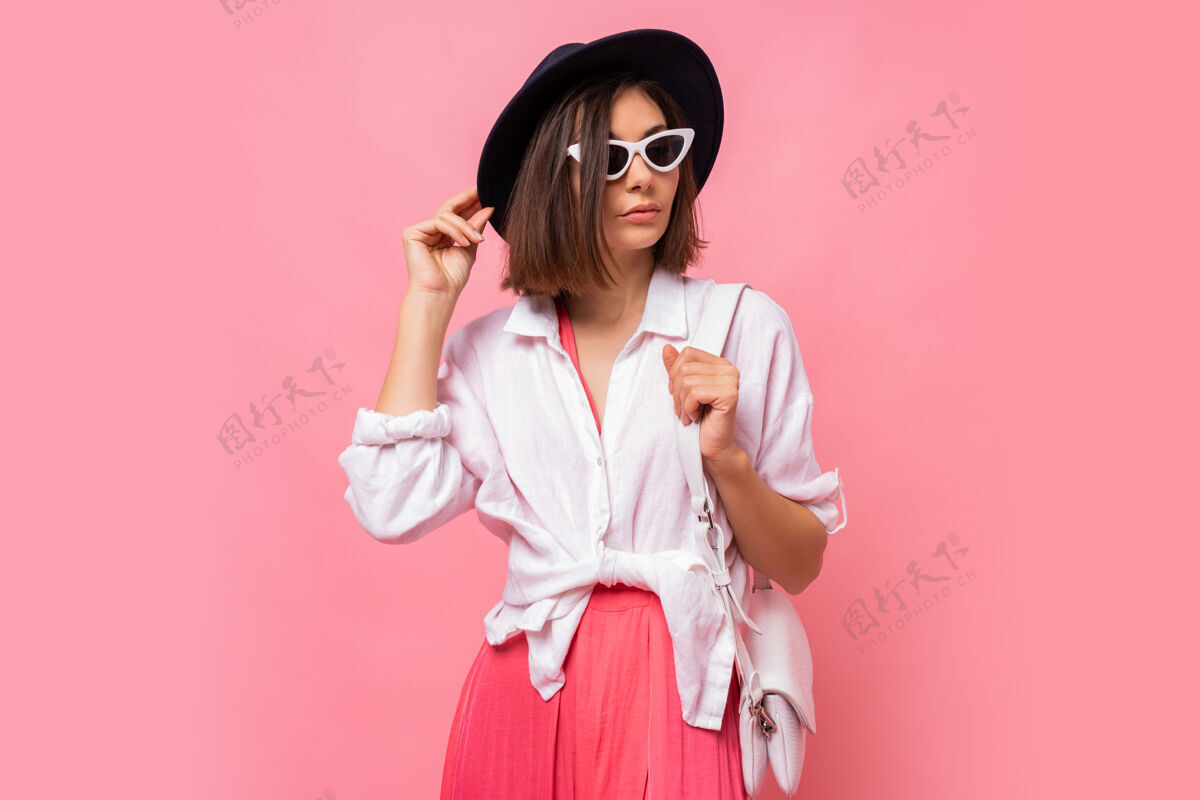 时尚穿着春装 戴着时髦太阳镜的可爱黑发女人的时尚照片年轻休闲女人