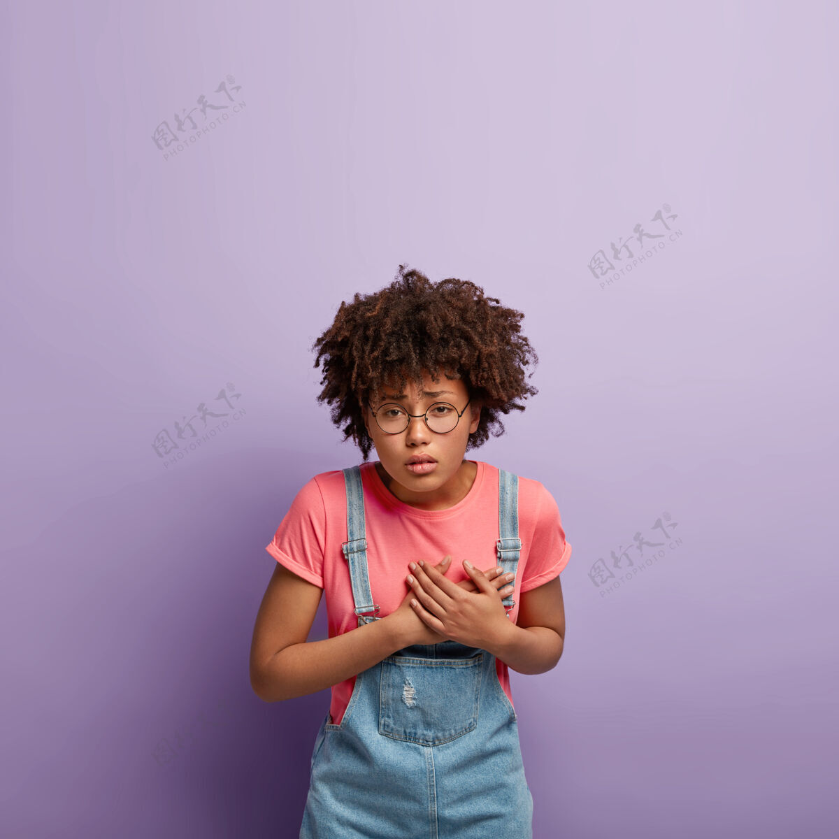 攻击一个沮丧的年轻女人穿着工作服摆着非洲裔的姿势肖像情绪黑发