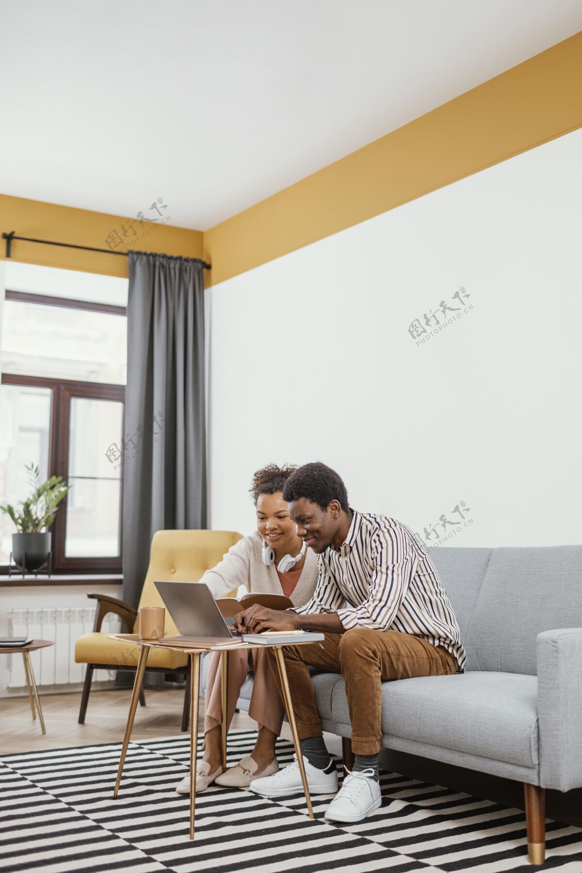 笔记本电脑年轻人在一个现代化的地方工作房间非裔美国人室内