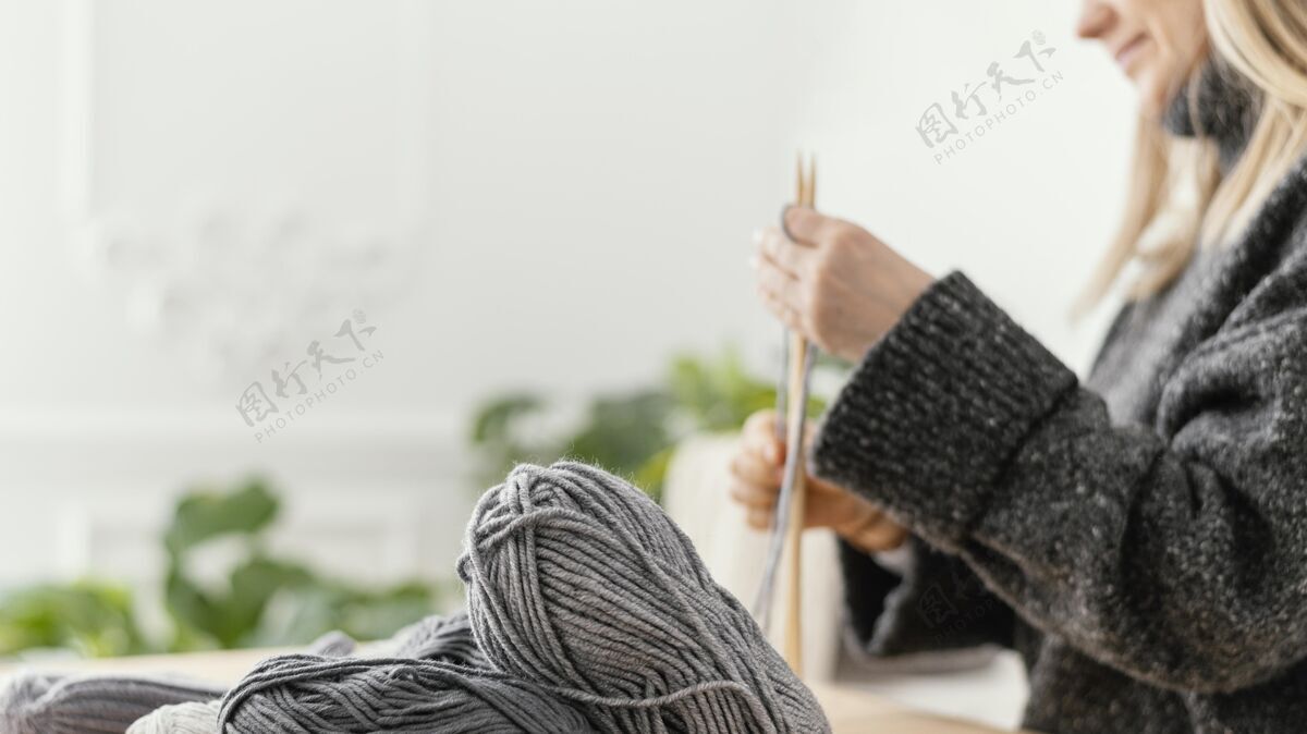 水平特写用针编织的女人女人放松室内