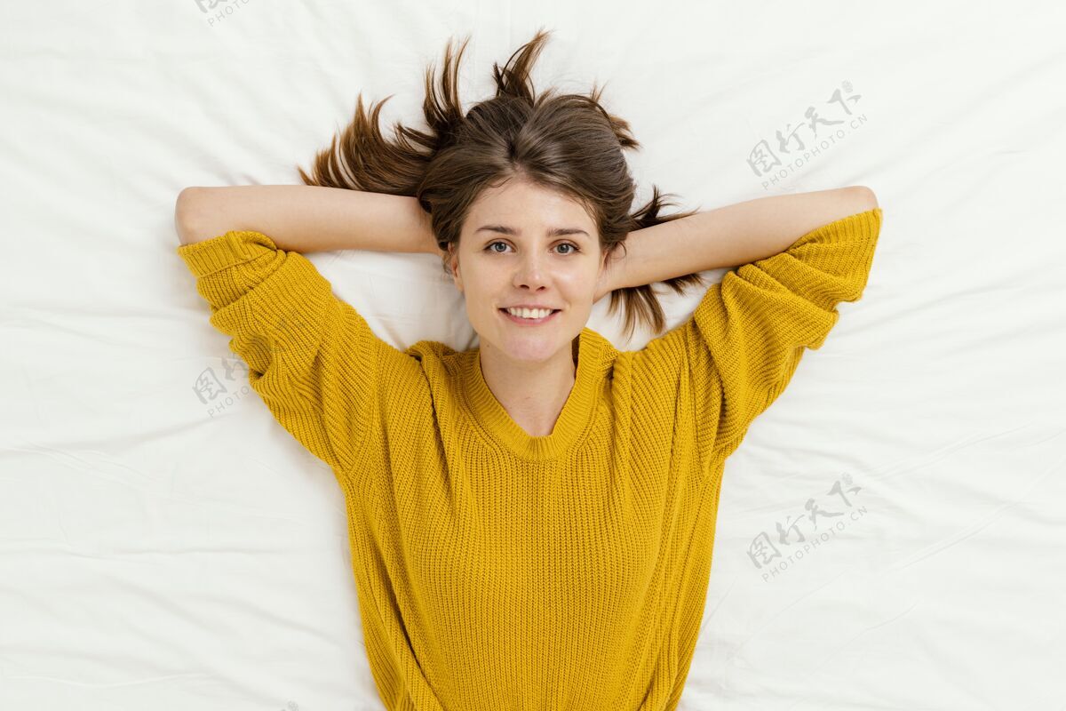 乐趣俯视图躺在床上的女人乐趣生活方式中镜头