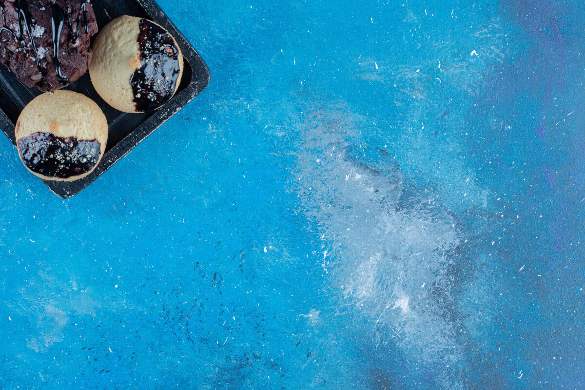 甜点甜饼在黑板上 蓝色背景高质量的照片糖饼干甜点