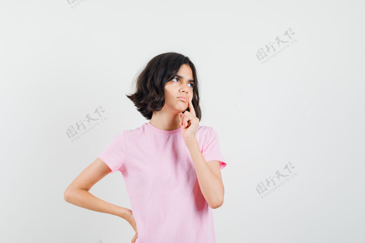 人小女孩一边思考 一边看着远处的粉色t恤 看起来很理智 正前方的景色敏感人未成年