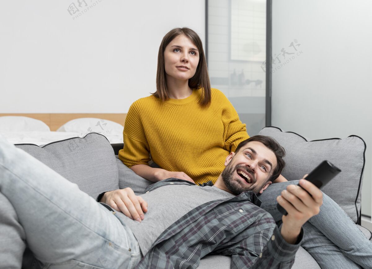 乐趣中镜头情侣看电视关系乐趣在家