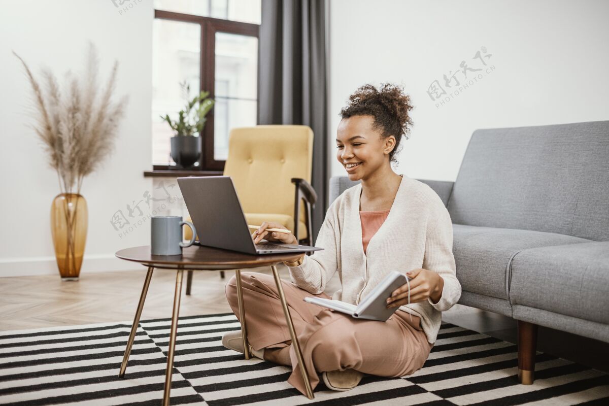非裔美国人在家工作的年轻女人房子笔记本电脑现代的地方