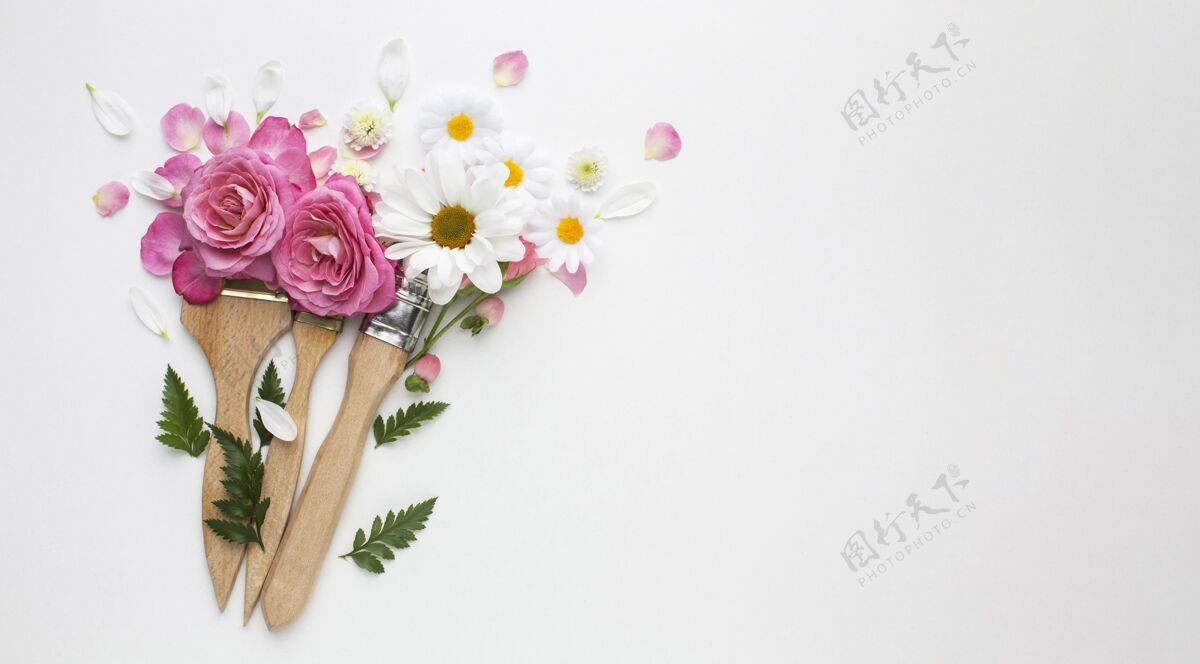 花瓣顶视图？玫瑰花和画笔复制空间花朵春天的花朵