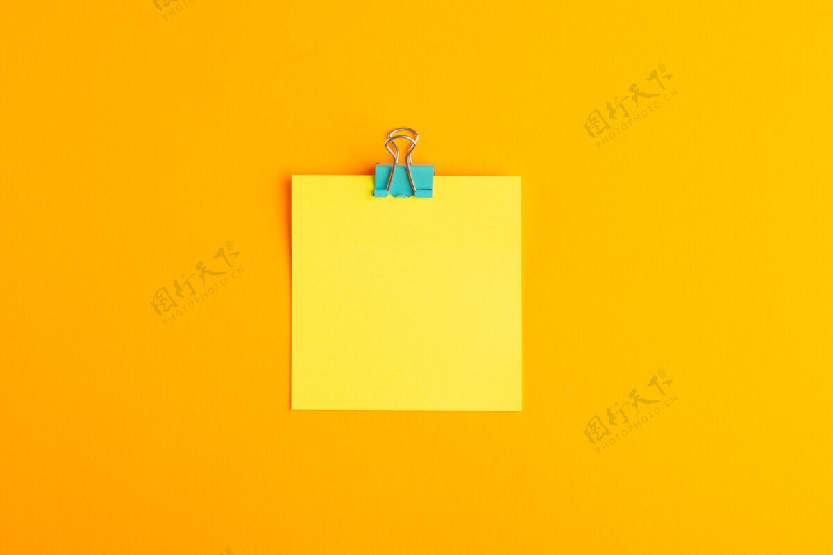提醒顶视图黄色贴纸空在橙色表面空白信息帖子