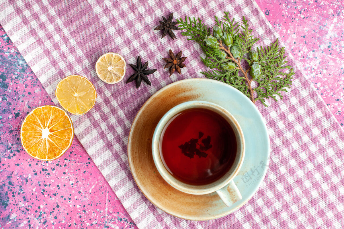 生的粉红色书桌上的一杯柠檬茶杯子热的茶草药