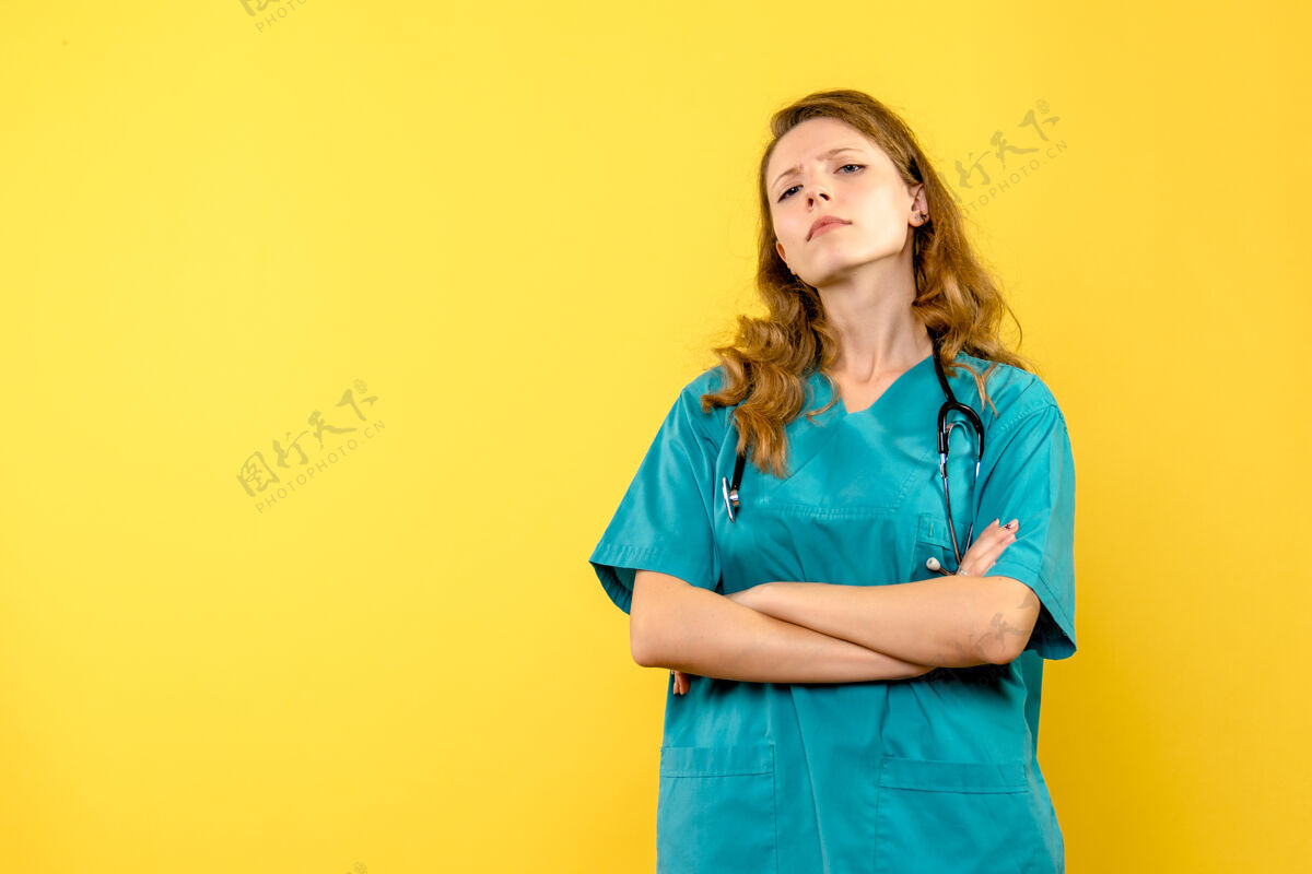 肖像黄色空间上严肃面孔的女医生正面图医院前面人