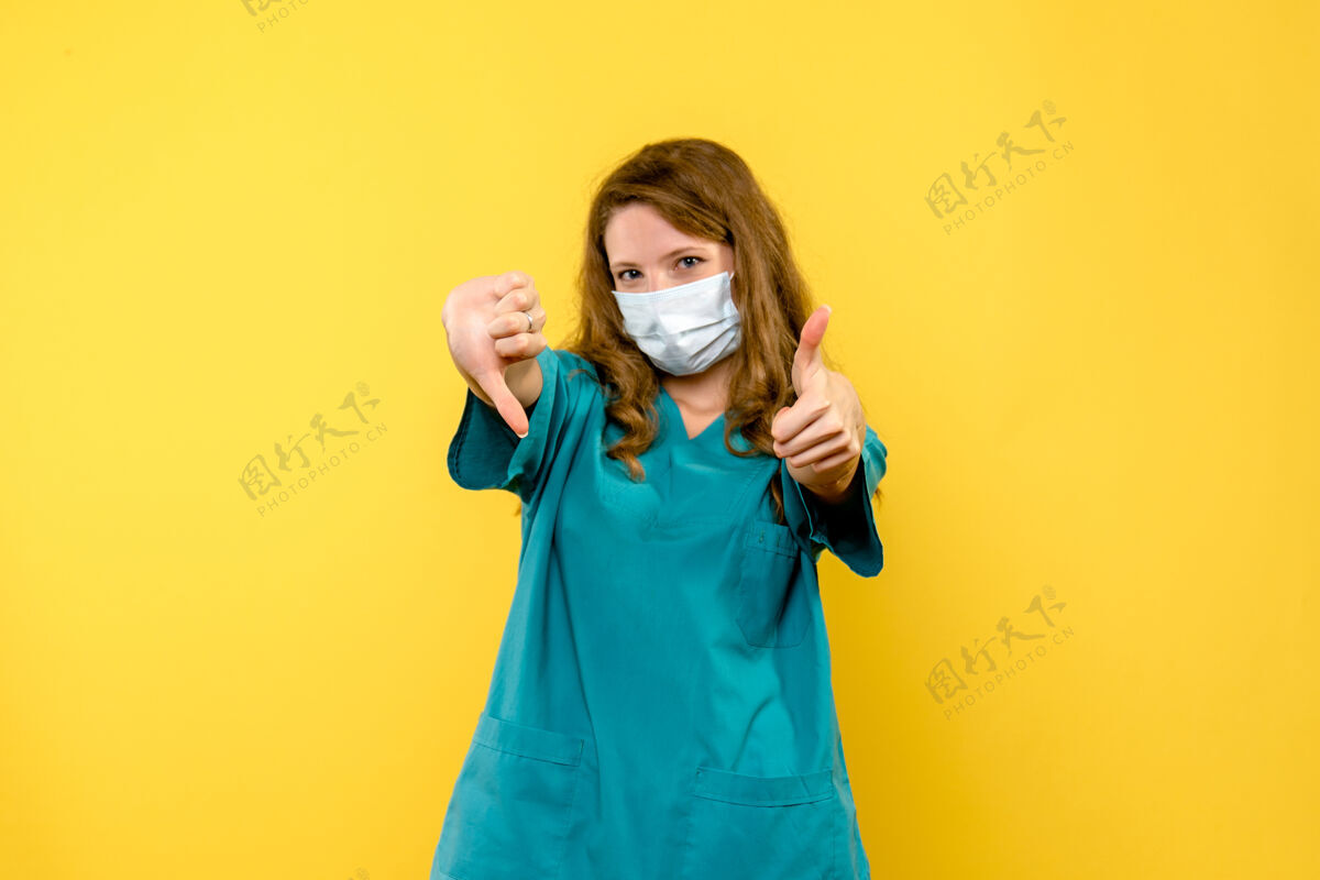 冠状病毒前视图黄色空间上显示标志的女医生人人标志