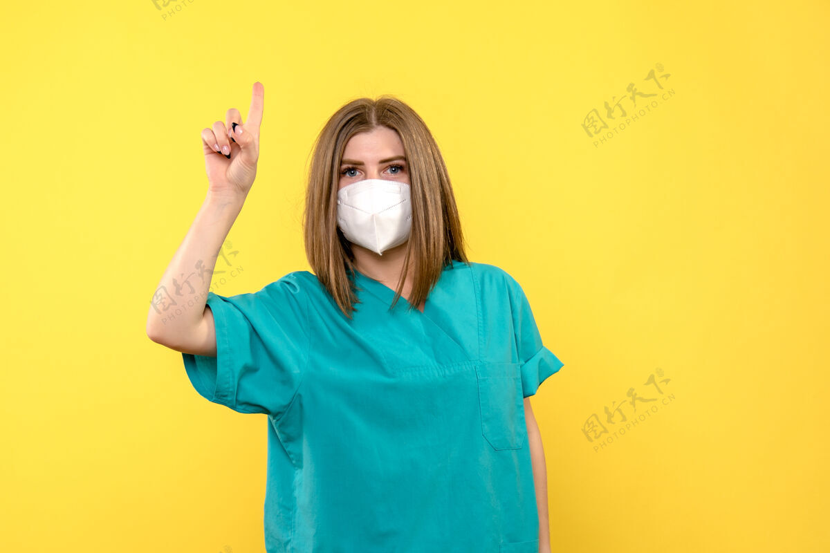 女士正面图黄色空间上戴着面具的女医生美女女医生工作室