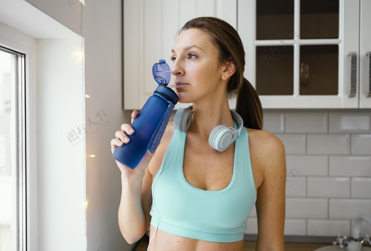 技术锻炼后喝水的女人运动服运动训练