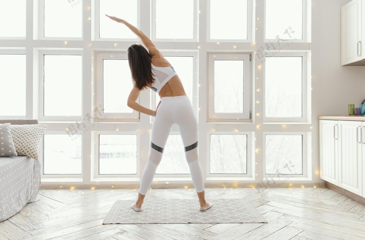 瑜伽垫在垫子上锻炼的女人锻炼房子运动服