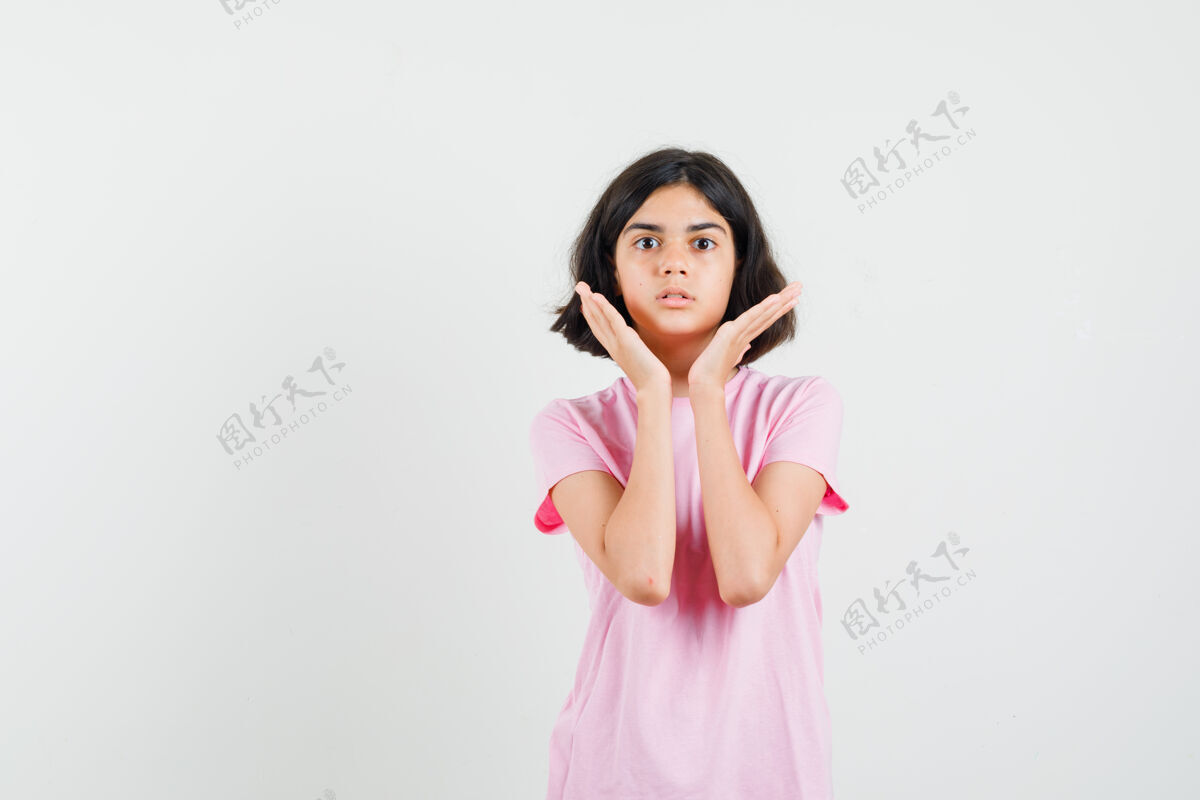青年穿着粉色t恤的小女孩手拉着手 面带疑惑正视图肖像时尚近