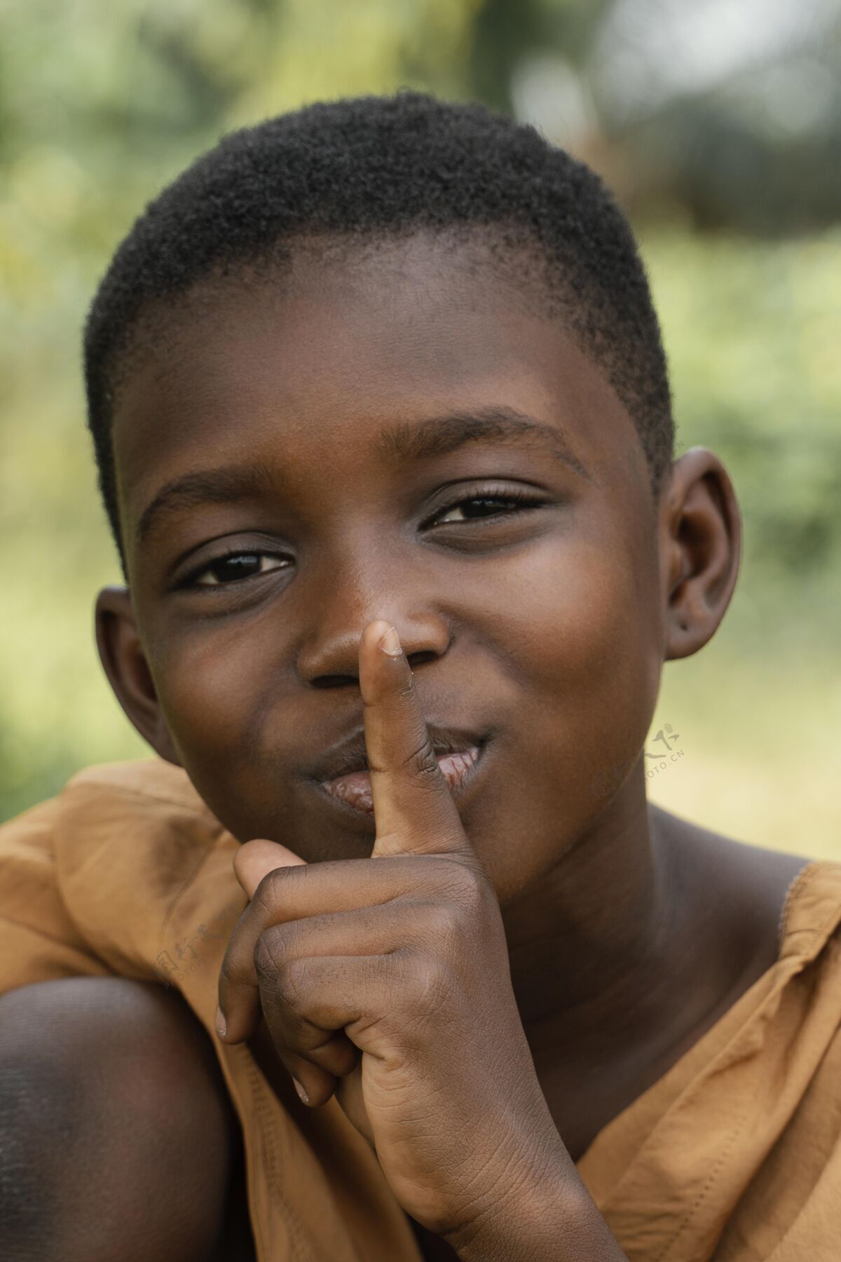 非洲人年轻的非洲男孩在做无声手势沉默标志肖像男孩