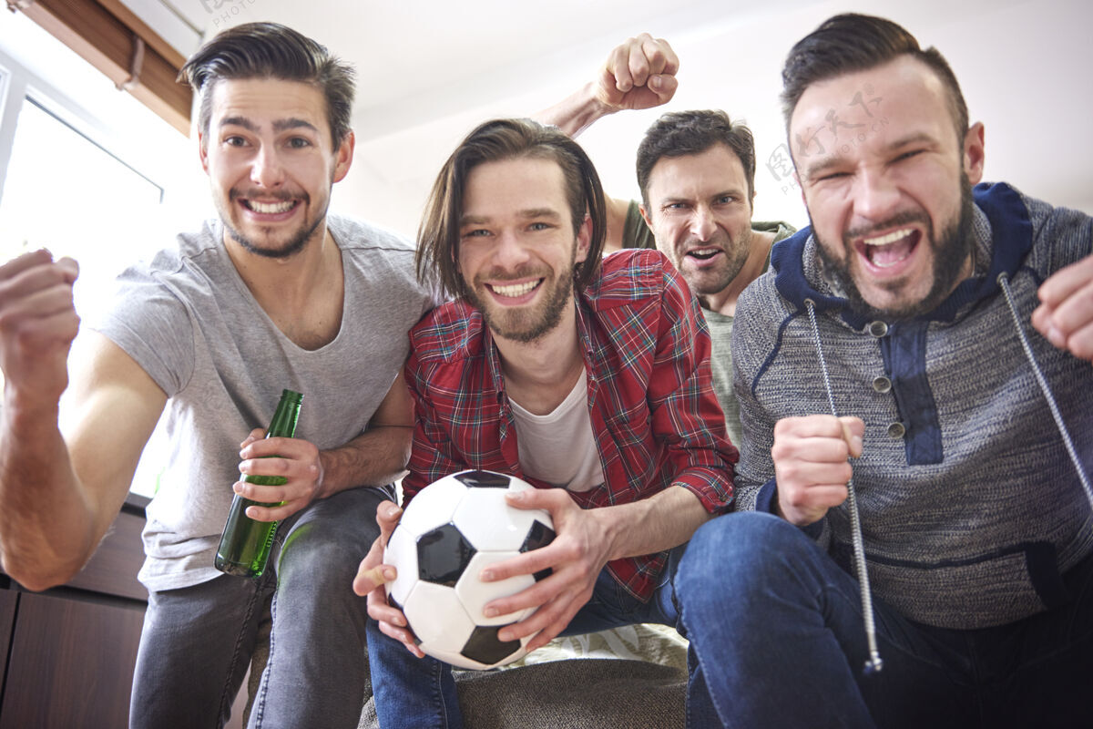 紧张一群最好的朋友在电视机前度过时光喝酒冠军球迷