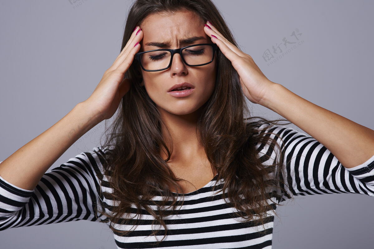 问题头痛厉害的女人打架条纹戴眼镜手放在头上
