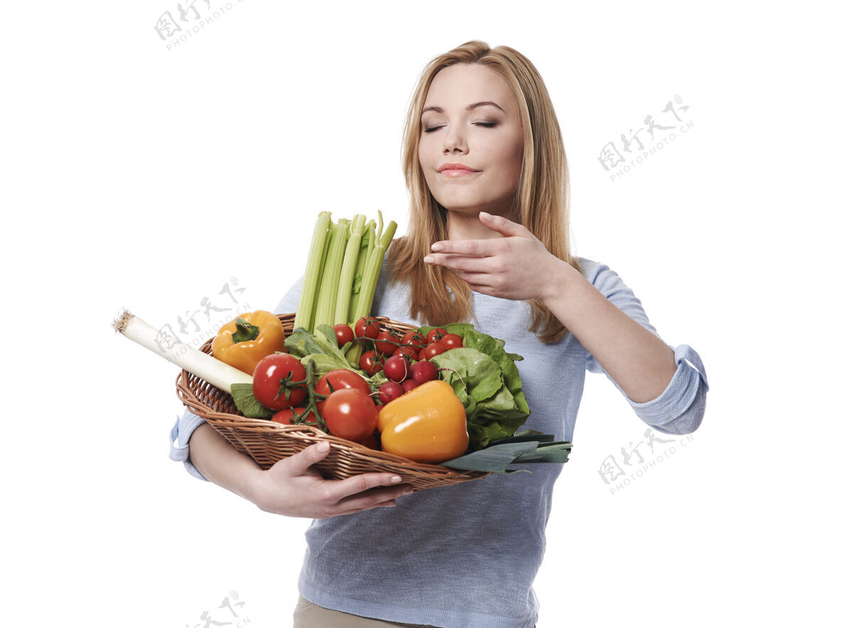 收获新鲜蔬菜的味道好极了肖像闭上眼睛篮子