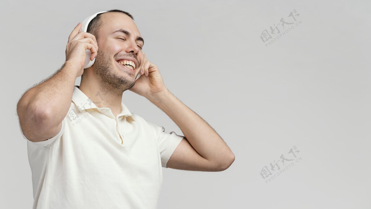 男人戴着耳机的男人在笑耳机科技室内