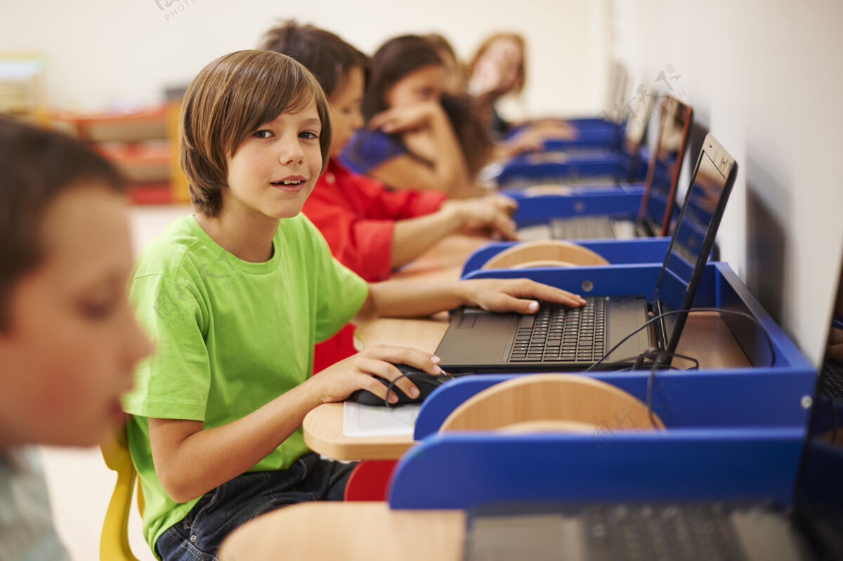 孩子坐在计算机科学课上的学生们课堂电脑学生