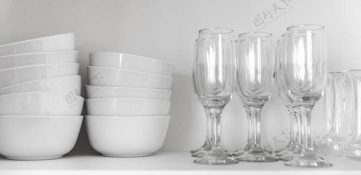水平用碗和玻璃杯来布置安排碗室内