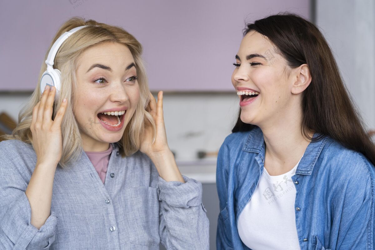 音乐快乐的女人在耳机上欢笑和听音乐的画像国际微笑积极