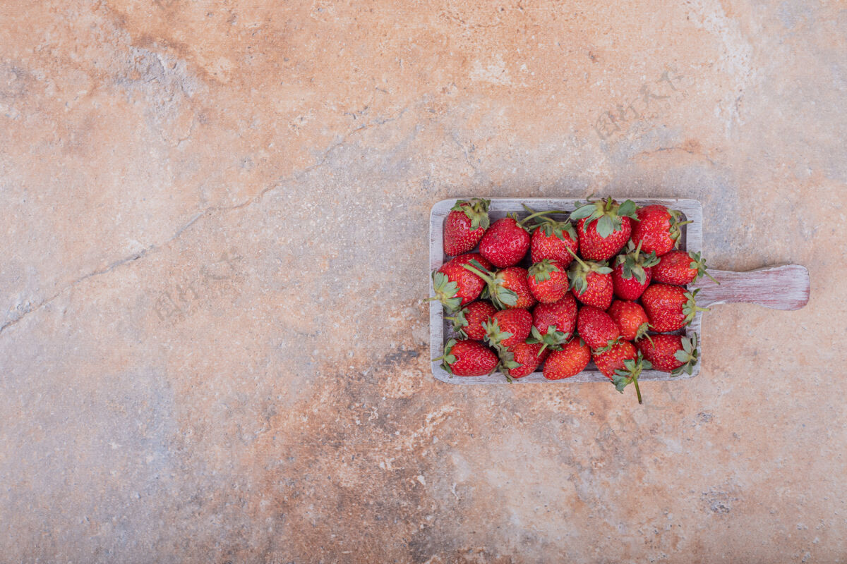 美味红色草莓放在蓝色的乡村盘子里浆果新鲜甜味