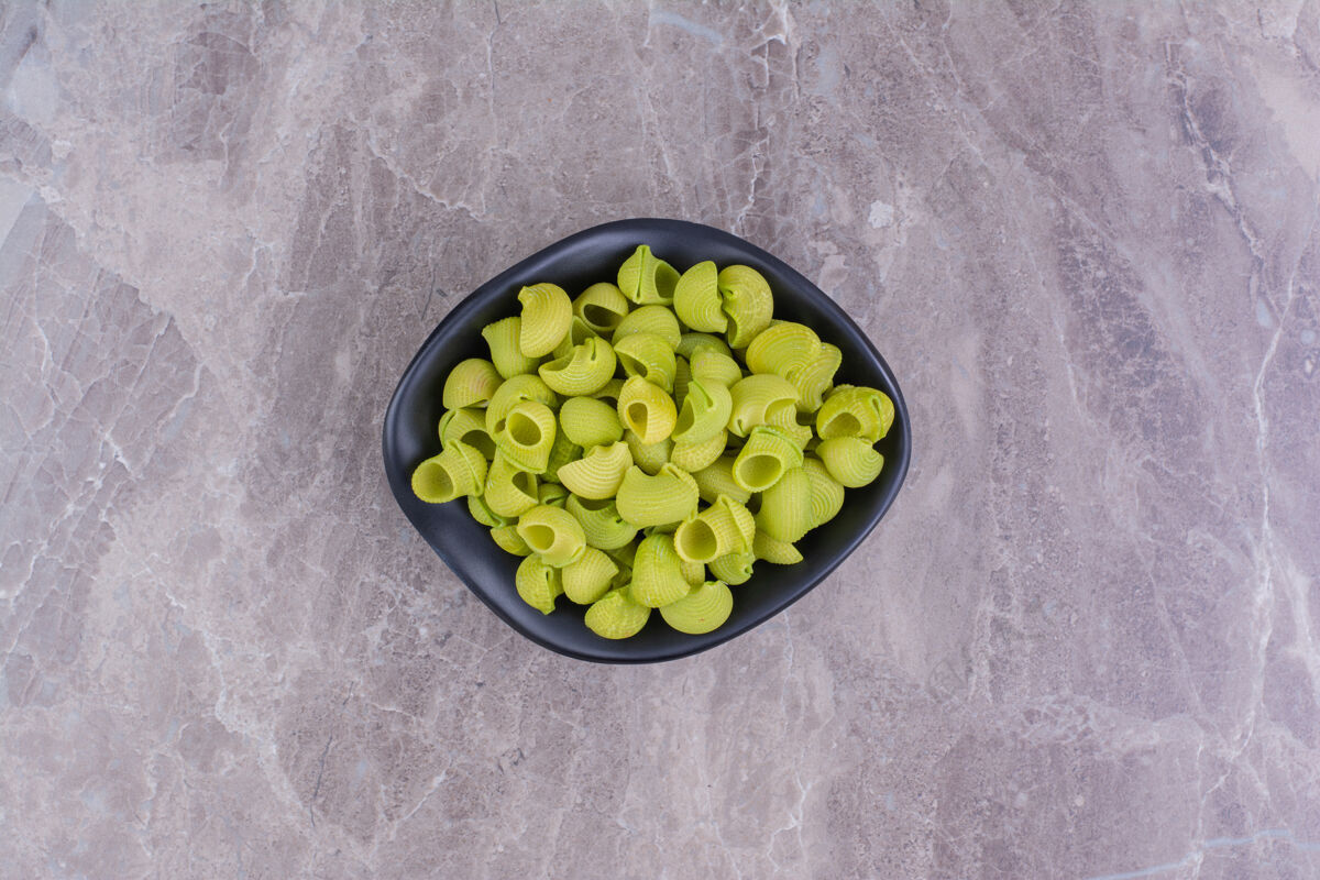 自制绿色的生面食放在大理石上的陶瓷碗里生物餐厅菜肴