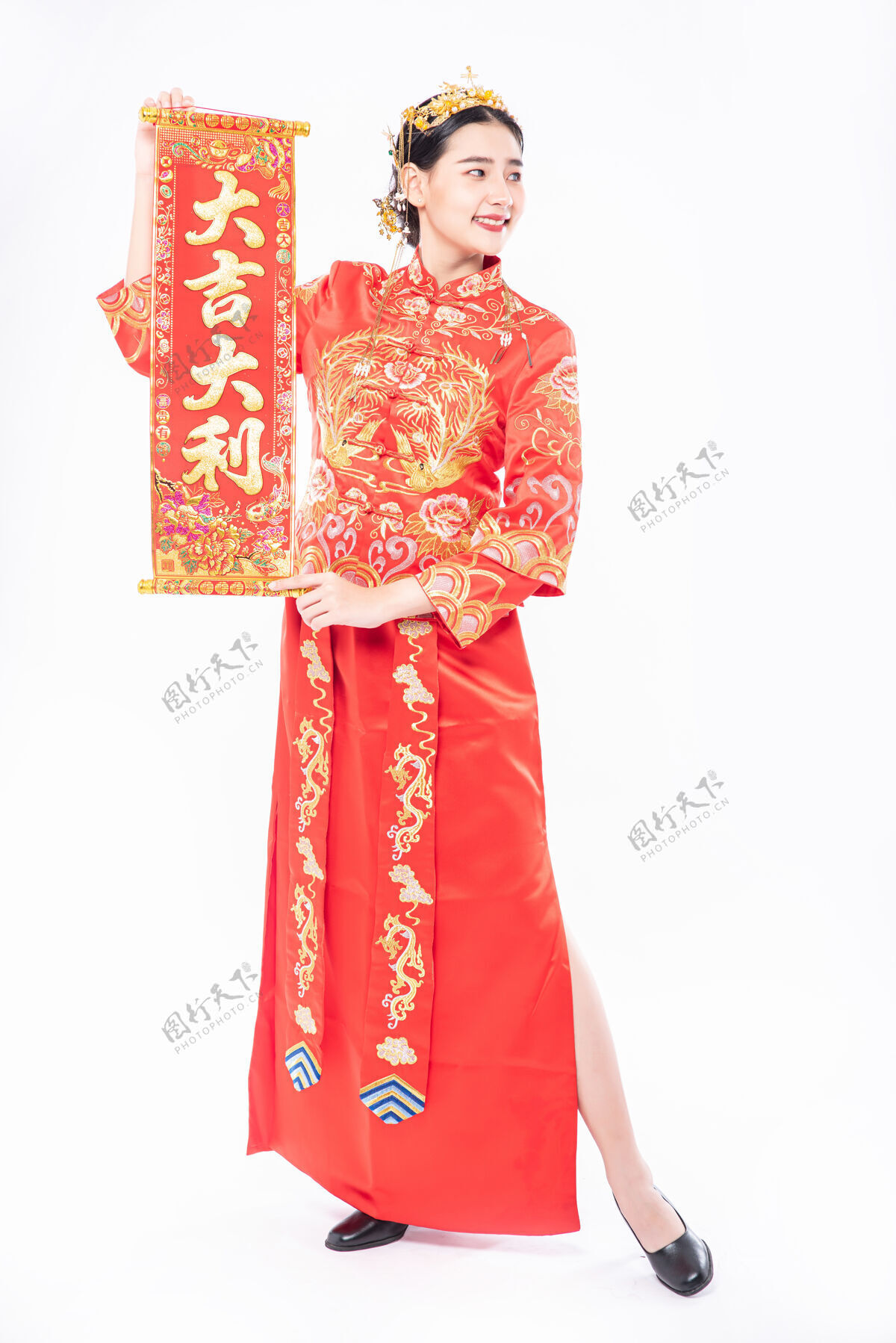 微笑穿旗袍套装的女士在中国新年给家人送上中国贺卡祝好运欢呼中国文化女孩