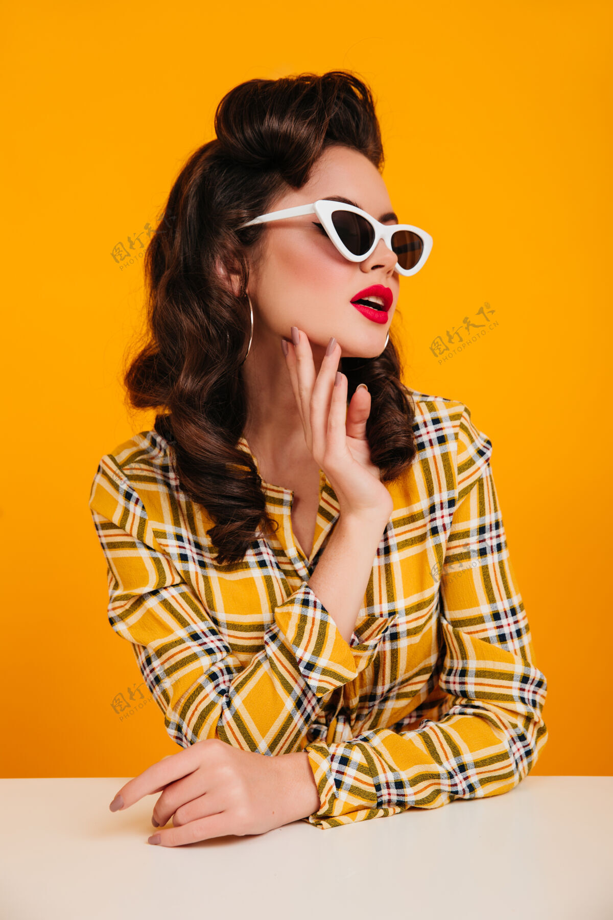 魅力性感的戴着太阳镜的女士穿着黄色格子衬衫的温文尔雅的高加索女人的摄影棚照片肖像表达微笑
