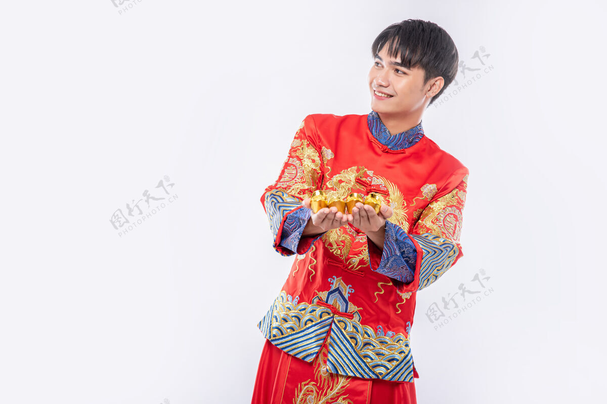 模切穿旗袍西服的人在中国新年里给亲戚送金 祝他好运一个人幸运退休