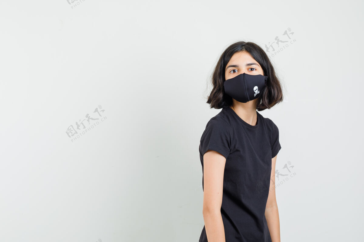 未成年小女孩穿着黑色t恤 戴着面具 看着眼前的景色 很懂事人可爱敏感
