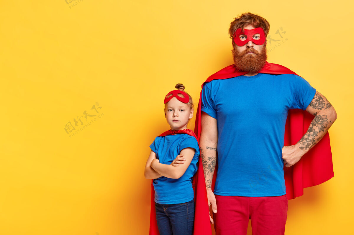 服装严肃的胡须男子和自信的小孩交叉双臂站在旁边的照片冒险权力纹身