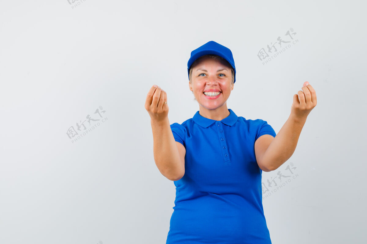 显示成熟的女人穿着蓝色t恤展示意大利的姿态 看起来很高兴自信意大利语脸