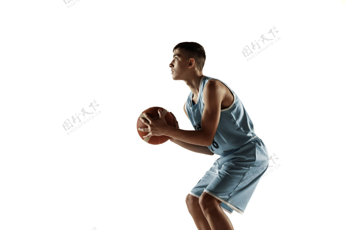 篮球在白色工作室背景上 年轻篮球运动员拿着一个孤立的球的全长肖像青少年训练和练习 动作运动的概念 动作 健康的生活方式 广告运动员活动运动
