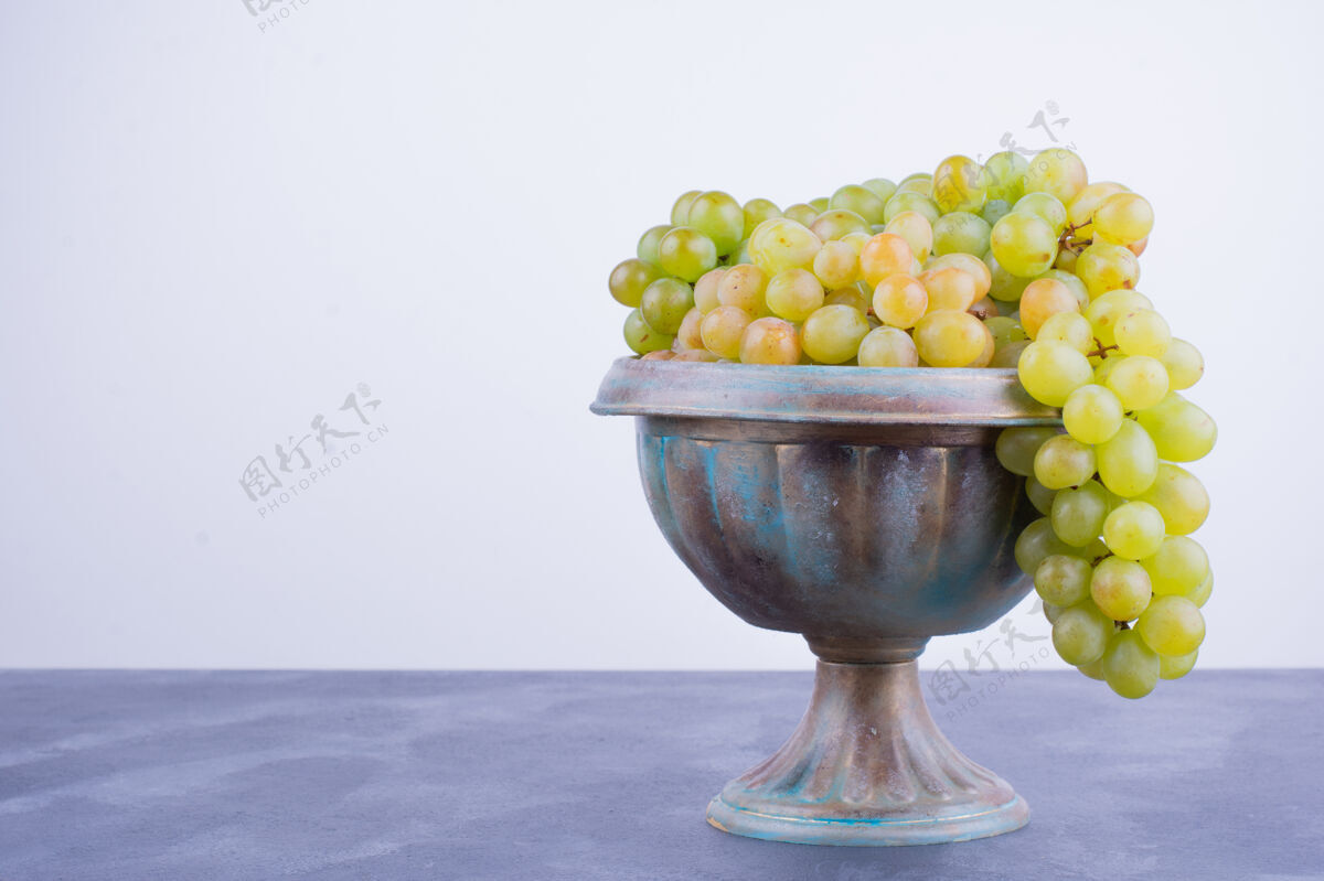 清淡一堆绿葡萄放在一个金属杯子里季节生物产品