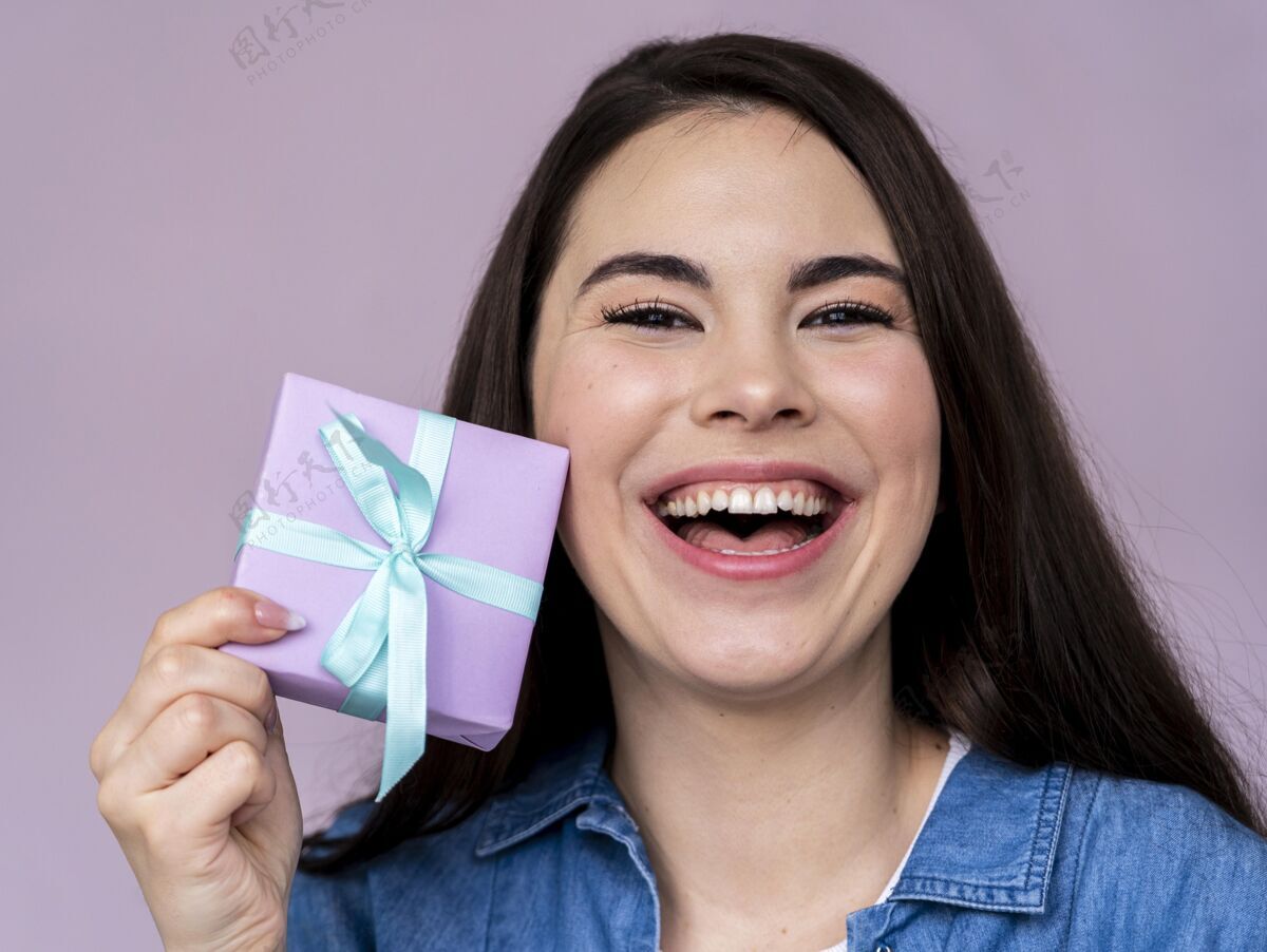 国际笑脸快乐的女人拿着礼盒全球快乐微笑
