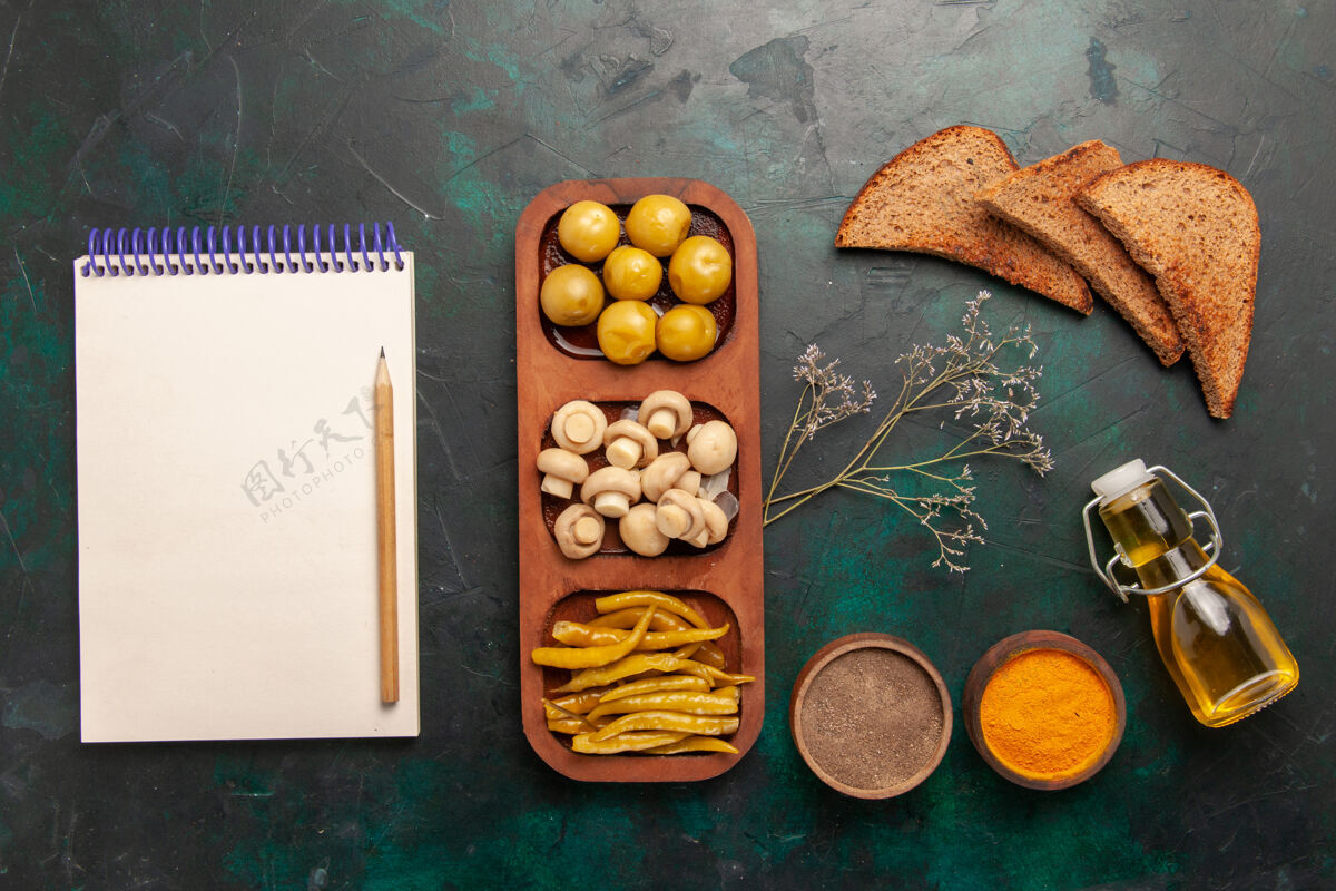 零食顶视图蘑菇和橄榄与调味品和面包面包在黑暗的背景下Ingredens产品餐食品面包橄榄膳食