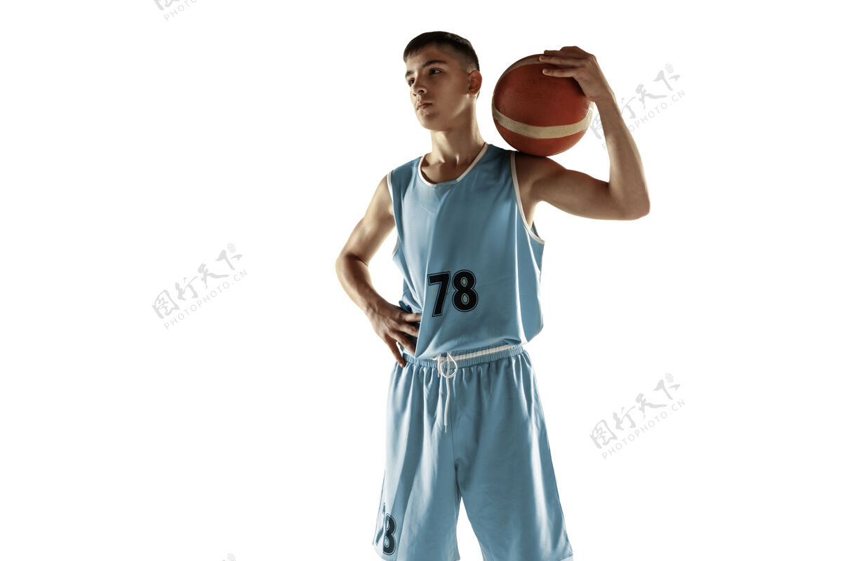 小伙子在白色工作室背景上 年轻篮球运动员拿着一个球的全长肖像青少年自信地拿着球摆姿势运动的概念 运动 健康的生活方式 广告 动作 动作肖像篮球帅气