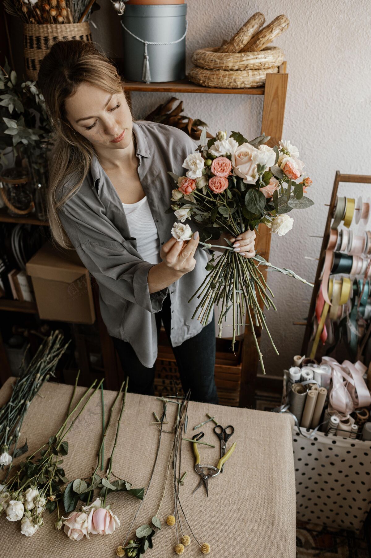 职业花匠做了一个美丽的插花商业花卉花店