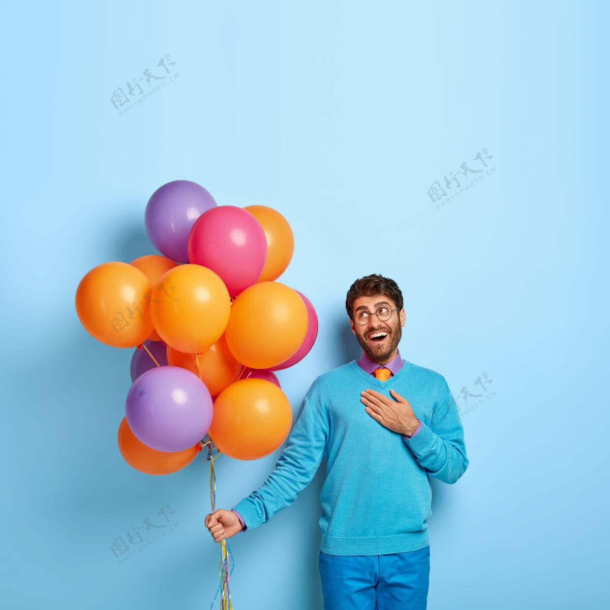 眼镜生日聚会庆祝感动高兴的家伙保持手掌放在胸前领带触摸气球