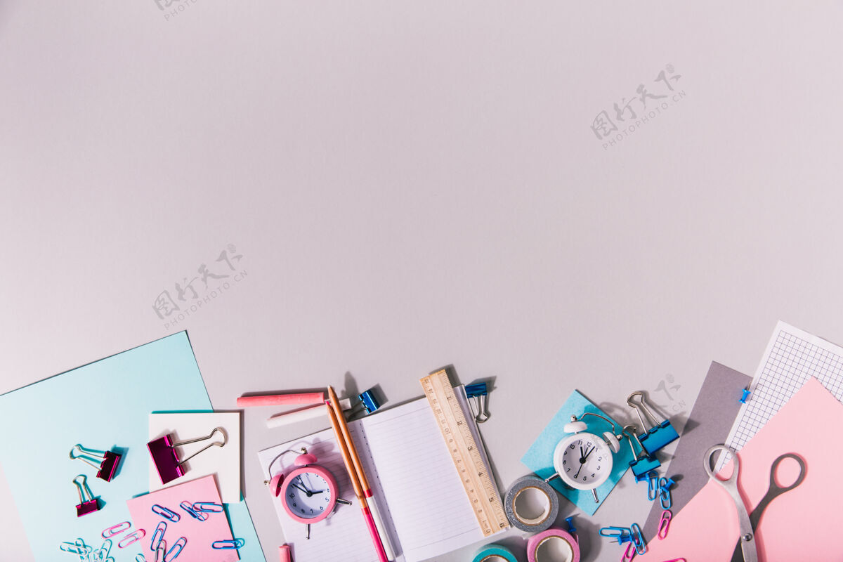 套装粉红色和蓝色的文具创造性地描绘在墙上设备供应桌面