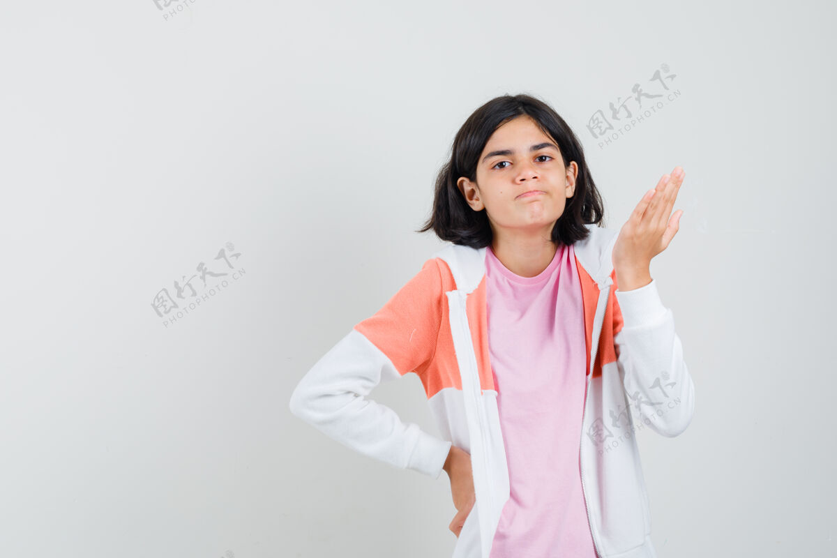 手掌十几岁的女孩指着一边 手掌张开 穿着夹克 粉色衬衫 看上去很紧张欢呼时尚开放