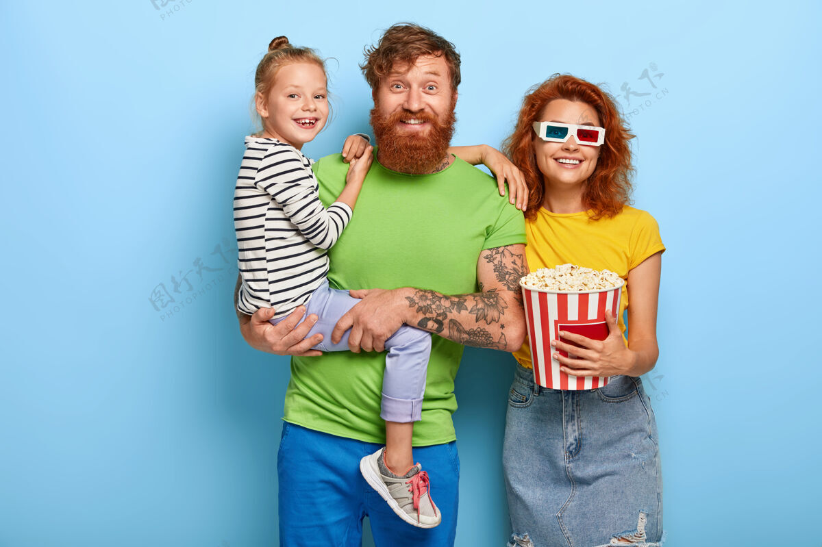 电影快乐的狐狸爸爸抱着小女儿孩子父母姜