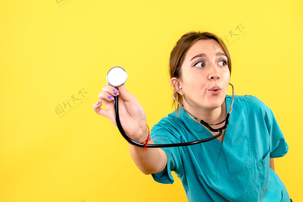 游戏设备黄色墙上女兽医使用听诊器的前视图脸球快乐