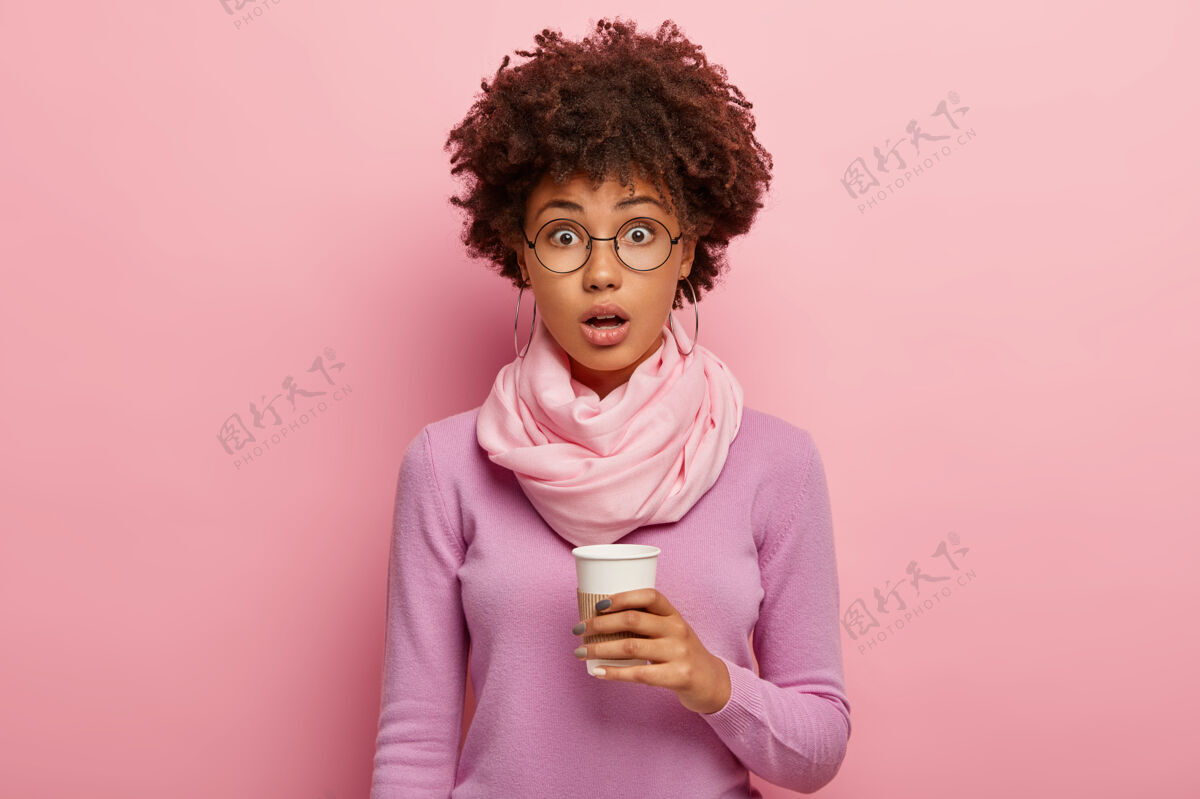 饮料惊讶的非洲裔美国妇女的照片开始与咖啡早晨饮料震惊围巾