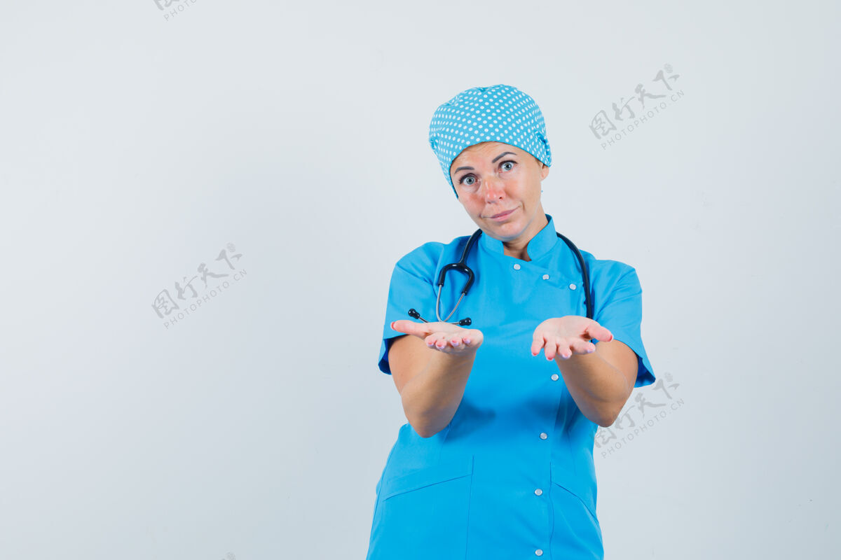 妇女穿着蓝色制服的女医生提供了一些东西 看起来很温柔 正面视图温柔疾病疾病